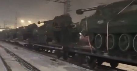 Tony sprzętu na torach. Tak Korea Północna zbroi Rosję
