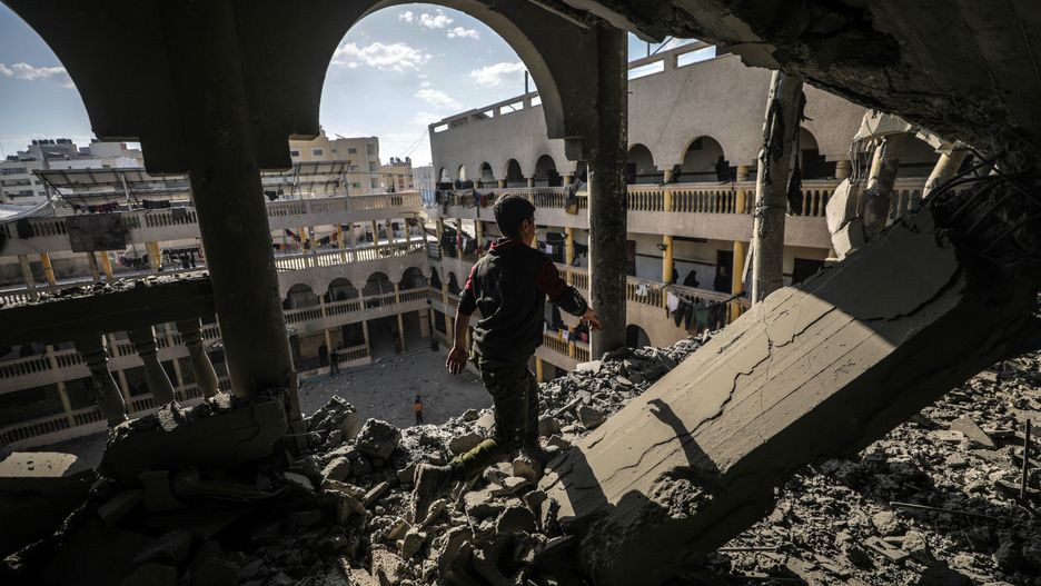 Israel resumes airstrikes on Gaza, hundreds of Palestinians killed
epaselect epa11970913 A Palestinian boy inspects a destroyed area of Al Tabien school following Israeli airstrikes in Gaza City, 18 March 2025. The Israeli forces on 18 March confirmed they were carrying out 'extensive strikes' on targets in the Gaza Strip, following an Israeli prime minister's statement which ended the ceasefire in place since 19 January. According to provisional figures released by the Palestinian Health Minister, more than 250 people were killed in a series of overnight strikes in the Gaza Strip, with more bodies still waiting to be recovered from under the rubble.  EPA/MOHAMMED SABER 
Dostawca: PAP/EPA.
MOHAMMED SABER
epaselect