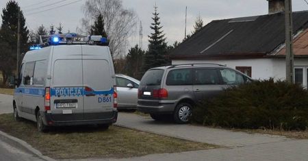 Wyjeżdżał z posesji. Przejechał przez drogę i wjechał w zarośla. Kierowca nie żyje