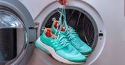 Pierzesz buty w pralce? Dorzuć to do bębna, a efekt cię zaskoczy