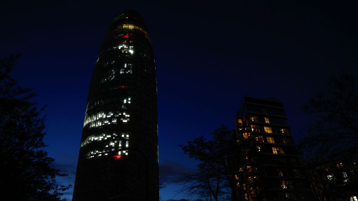 Spain and Portugal hit by massive power blackout
epa12061323 Darkened buildings are seen amid a power outage, in Barcelona, Spain, 28 April 2025. A power blackout hit large parts of Spain and spread to neighbouring Portugal and France, disrupting transport systems, internet connections and daily life, according to authorities. The exact cause of the outage is unknown.  EPA/TONI ALBIR 
Dostawca: PAP/EPA.
TONI ALBIR
blackout, spain, dark, outage