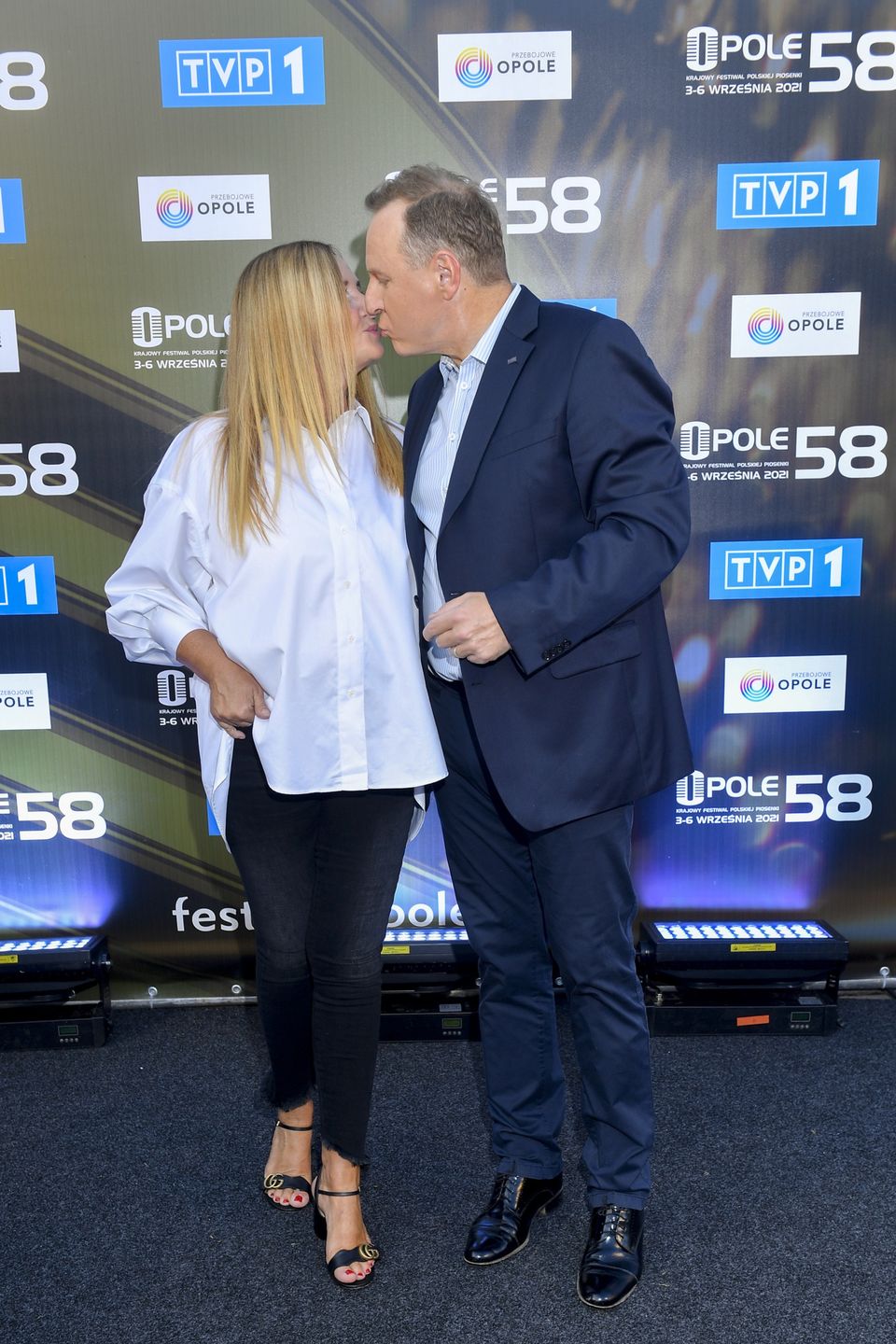 Joanna Kurska w butach Gucci za 3 TYSIĄCE okazuje czułości Jackowi Kurskiemu na ściance...