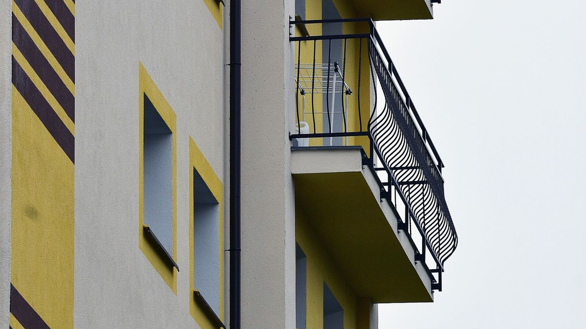 22-latek wypadł z balkonu na 4. piętrze (zdj. ilustracyjne)