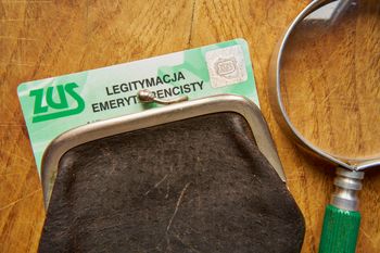 Emeryci i renciści wkrótce otrzymają nowy dokument. Sfinansuje go ZUS