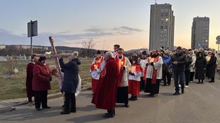 Wałbrzych: Droga krzyżowa na ulicach Podzamcza. Wierni z Sanktuarium pw. Podwyższenia Krzyża Świętego wyruszyli w tradycyjnej procesji