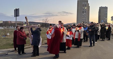 Wałbrzych: Droga krzyżowa na ulicach Podzamcza. Wierni z Sanktuarium pw. Podwyższenia Krzyża Świętego wyruszyli w tradycyjnej procesji