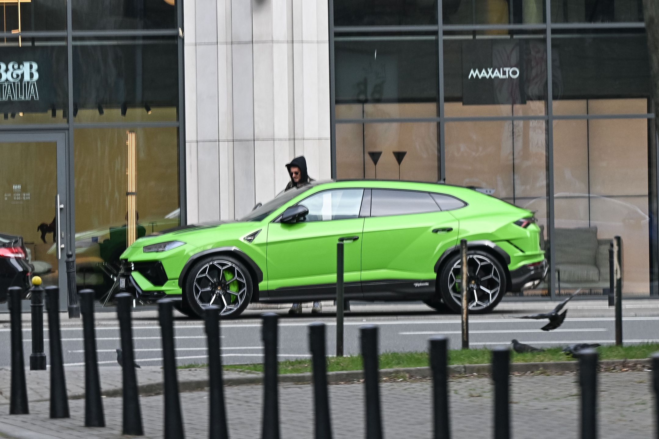 Kuba Wojewódzki wozi się po mieście autem za milion złotych