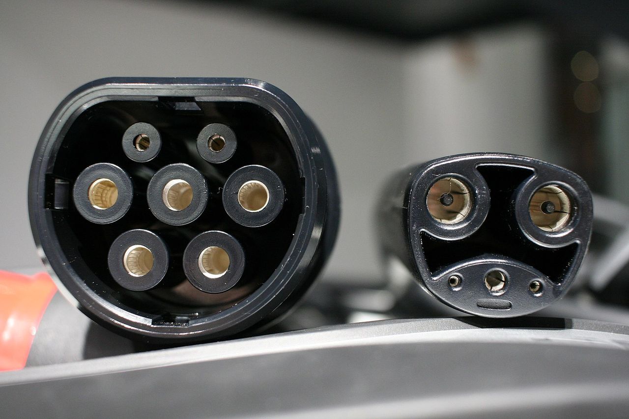 Wtyczka Typu 2 oraz wtyczka Tesla Supercharger (z prawej)