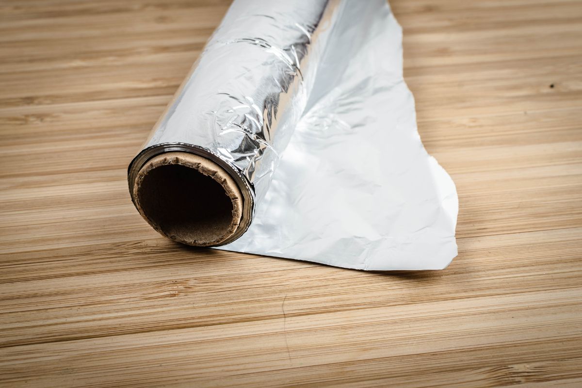 Aluminum foil and cardboard will ensure proper insulation.