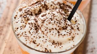 Zaczyna się sezon na ulubioną kawę "jesieniar". Potężna dawka zbędnego cukru i tłuszczu