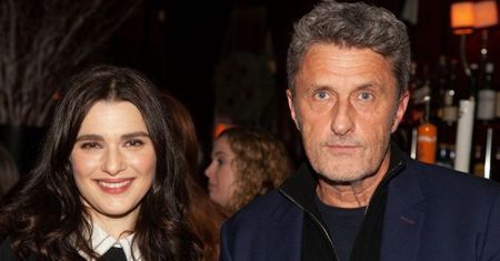 Paweł Pawlikowski i Rachel Weisz pozują do przyjacielskiej fotki na pokazie "Zimnej wojny"