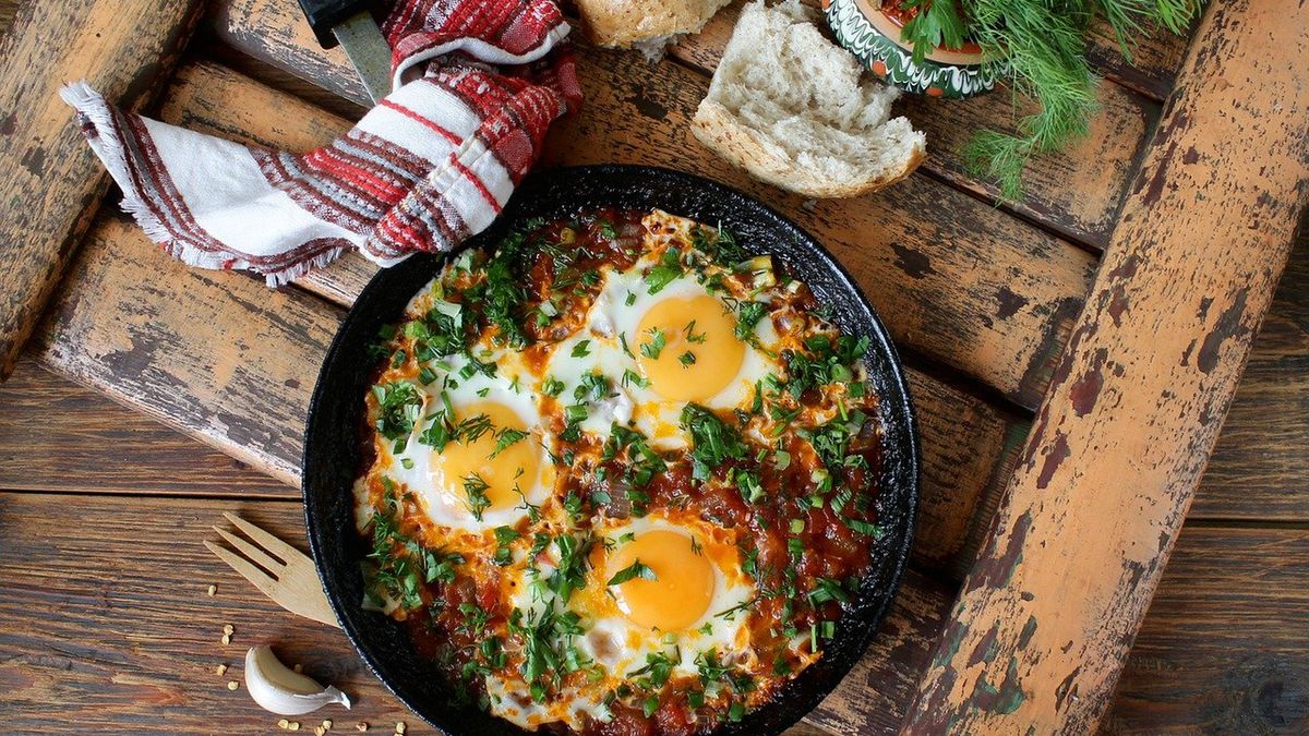 Śniadanie białkowo-tłuszczowe to dobry sposób na rozpoczęcie dnia