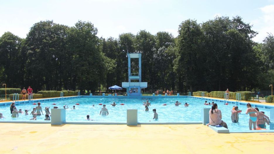 Od kilku lat otwarty basen w przy Solankach jest ruiną. Wcześniej obiekt cieszył się w sezonie letnim ogromną popularnością. Fot. Archiwum 