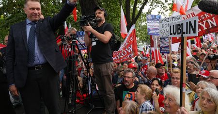 Trwa manifestacja przed Trybunałem Konstytucyjnym. Na miejscu PiS