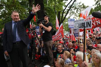 Trwa manifestacja przed Trybunałem Konstytucyjnym. Na miejscu PiS