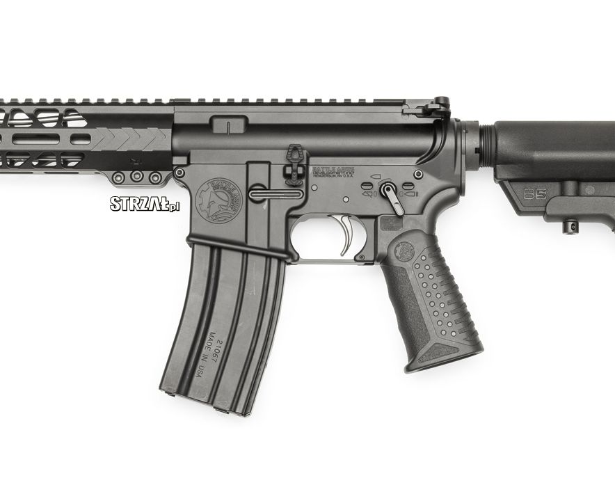 Broń Battle Arm Development serii Workhorse dostępna w Polsce jest specyfikowana specjalnie pod nasz rynek – znacznie bardziej bogato, niż ta sprzedawana w USA; między innymi znajdziemy tu wielopołożeniowy chwyt pistoletowy, jak też dźwignie bezpiecznika o regulowanym kącie nachylenia (proszę zwrócić uwagę na symbol pozycji odbezpieczonej).
