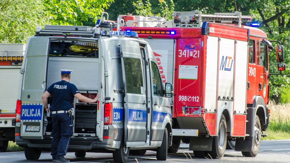 ?miertelny wypadek na DK27 w Lubuskiem
Fot. NewsLubuski, Swidnica, 16.06.2022. Smiertelny wypadek na drodze krajowej nr 27 w Swidnicy kolo Zielonej Gory. Samochod osobowy Volvo wypadl z trasy, dachowal i uderzyl w drzewo. Kierowca zmarl na miejscu a pasazer trafil do szpitala. Na miejsce wezwano smiglowiec LPR. DK27 jest zablokowana.
NewsLubuski