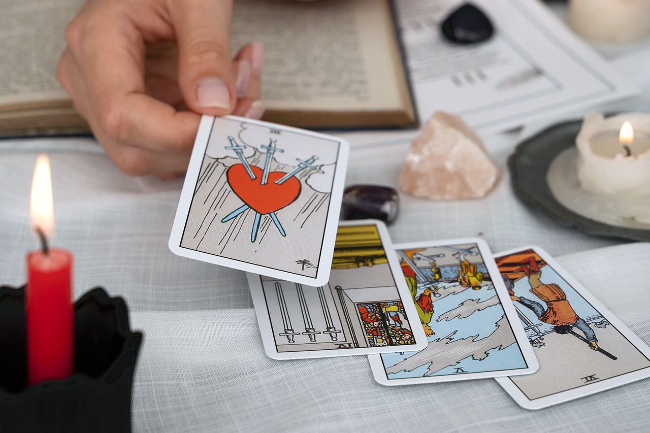 Miłosne Arkana: Jak Tarot może wzmocnić twój związek