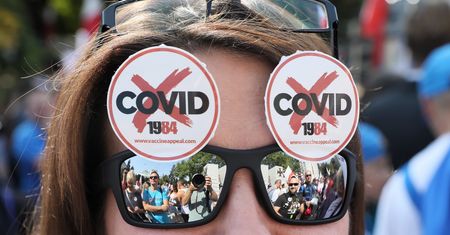 Koronawirus w Polsce. Protest na rynku w Kłodzku. Obywatele krzyczeli o fałszywej pandemii