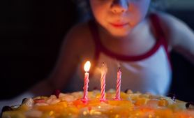 Czy zdmuchiwanie świeczek urodzinowych jest bezpieczne? Oto co mówią eksperci