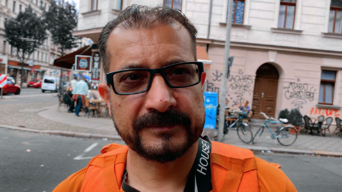 Sayed Sadaat od niedawna rozwozi na rowerze jedzenie