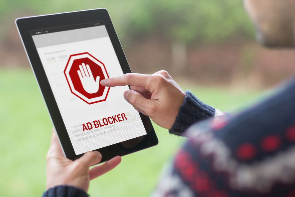 Blokery reklam z niespodzianką (fot. Shutterstock.com)