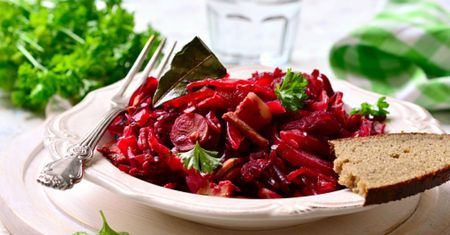 Przepis na gulasz z buraków. Nietypowy pomysł na popularne warzywo
