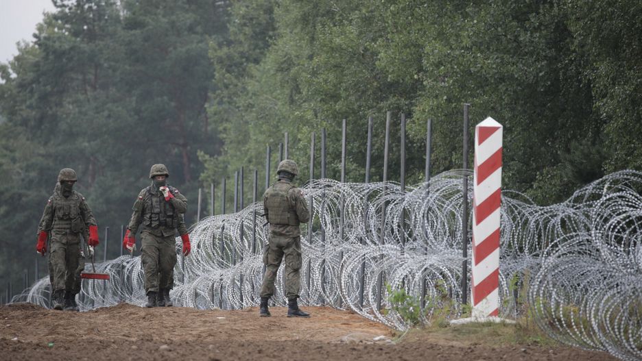 Budowa p?otu na granicy polsko-bia?oruskiejFot. Jakub Kaminski/East News, Granica polsko-bialorusa, 27.08.2021. Wojsko stawia plot na granicy polsko-bialoruskiej, w rejonie Zubrzcy Wielkiej. Ogrodzenie ma miec docelowo 180 km i zabezpieczac bialoruski odcinek granicy przed imigrantami.Jakub Kaminski