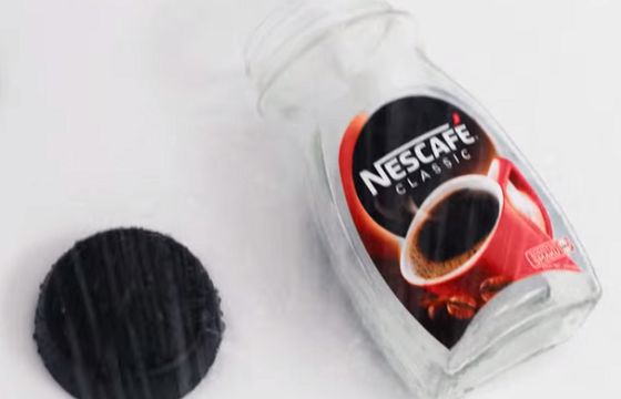 Spot a la „Psychoza” reklamuje Nescafé Classic w większym opakowaniu (wideo)
