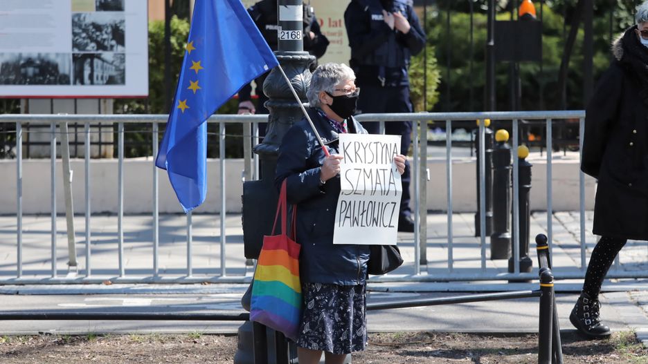 Warszawa. Katarzyna Augustynek podczas protestu przed siedzibą Trybunału Konstytucyjnego 