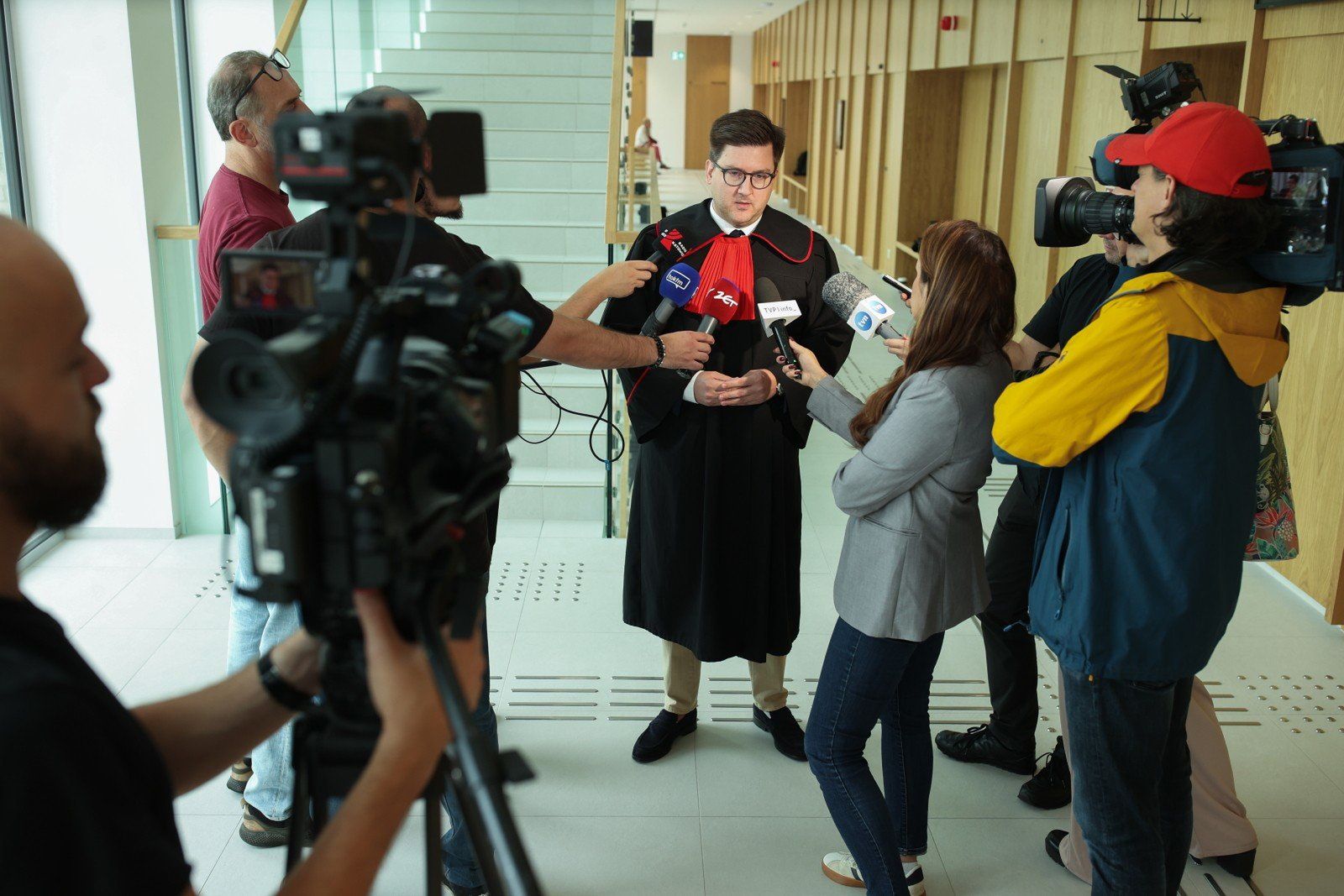 Sosnowiec, 16.09.2025. Prokurator Wojciech Kania podczas wypowiedzi dla mediów na korytarzu S¹du Rejonowego w Sosnowcu, 16 bm. Ks. Krystian K. z diecezji sosnowieckiej, w którego mieszkaniu w marcu 2024 r. zmar³ m³ody mê¿czyzna, nie stawi³ siê 16 bm. w S¹dzie Rejonowym w Sosnowcu na rozpoczêcie procesu w tej sprawie. Postêpowanie toczy siê z wy³¹czeniem jawnoœci. (mr) PAP/Jarek Praszkiewicz ***Do tego materia³u zdjêciowego dostêpna jest równie¿ depesza w systemie CSI, pt.: Œl¹skie/ Ksi¹dz oskar¿ony w sprawie œmierci m³odego mê¿czyzny nie stawi³ siê na rozpoczêcie procesu***
 ***UWAGA!!! ZAKAZ PUBLIKACJI DANYCH OSOBOWYCH OSKAR¯ONEGO!!!***