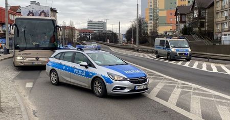 Pomoc uchodźcom nie pozwala łamać przepisów. Za wykroczenia można stracić prawo jazdy