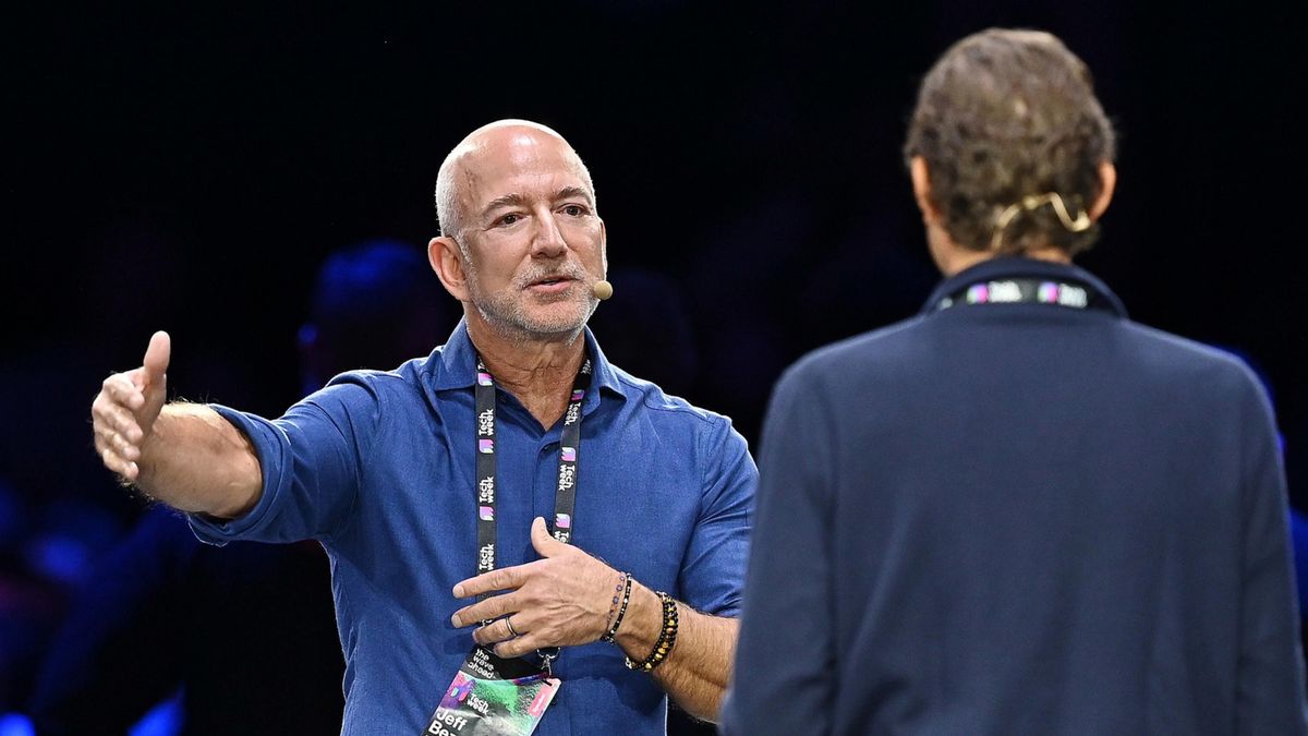 Jeff Bezos w trakcie wystąpienia na Italian Tech Week w Turynie