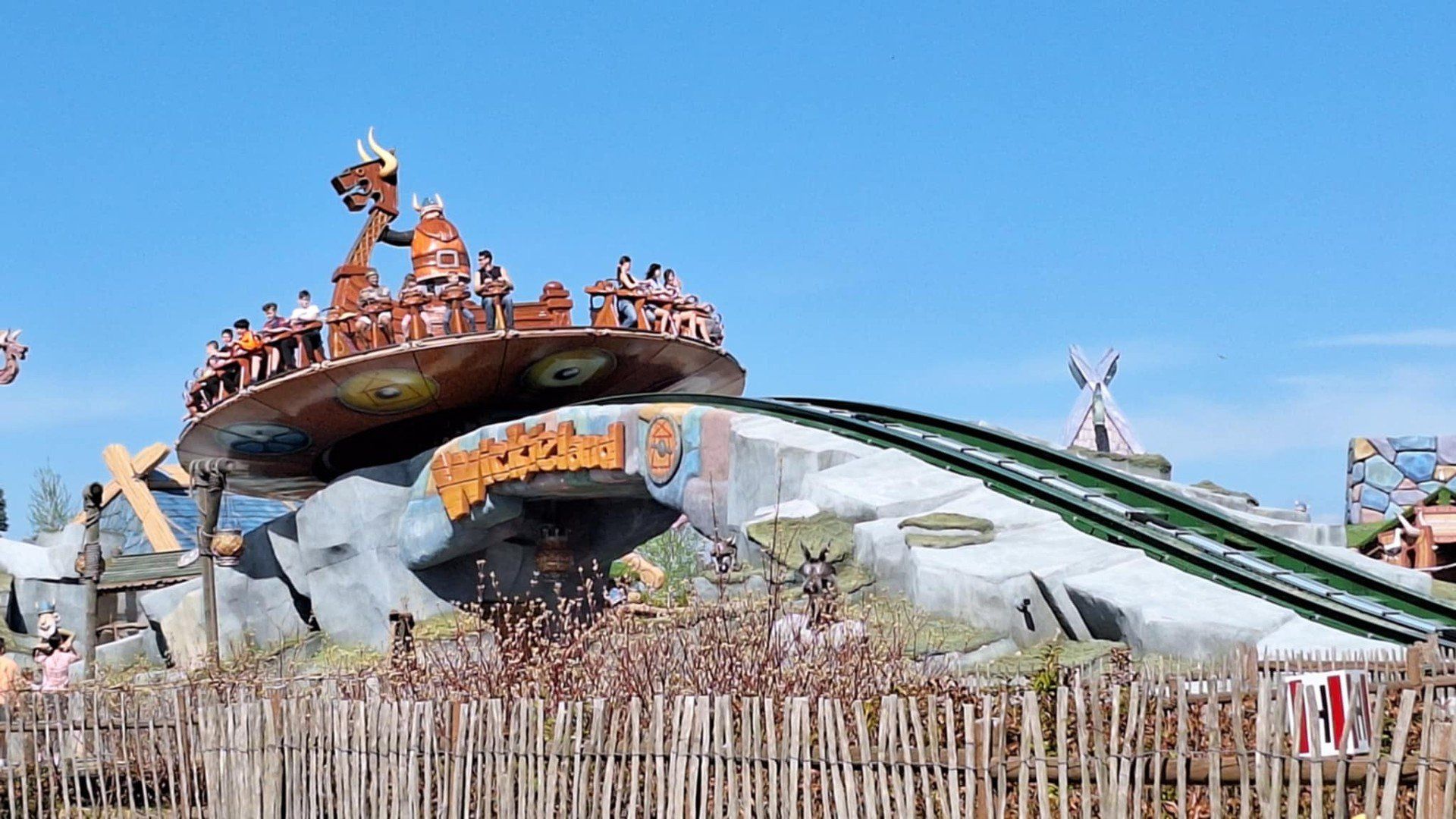 Karuzele, samochodziki, rollercostery, zjeżdżalnie, fontanny i wiele innych atrakcji. Majaland Kownaty to jedyny taki park rozrywki w Lubuskiem.