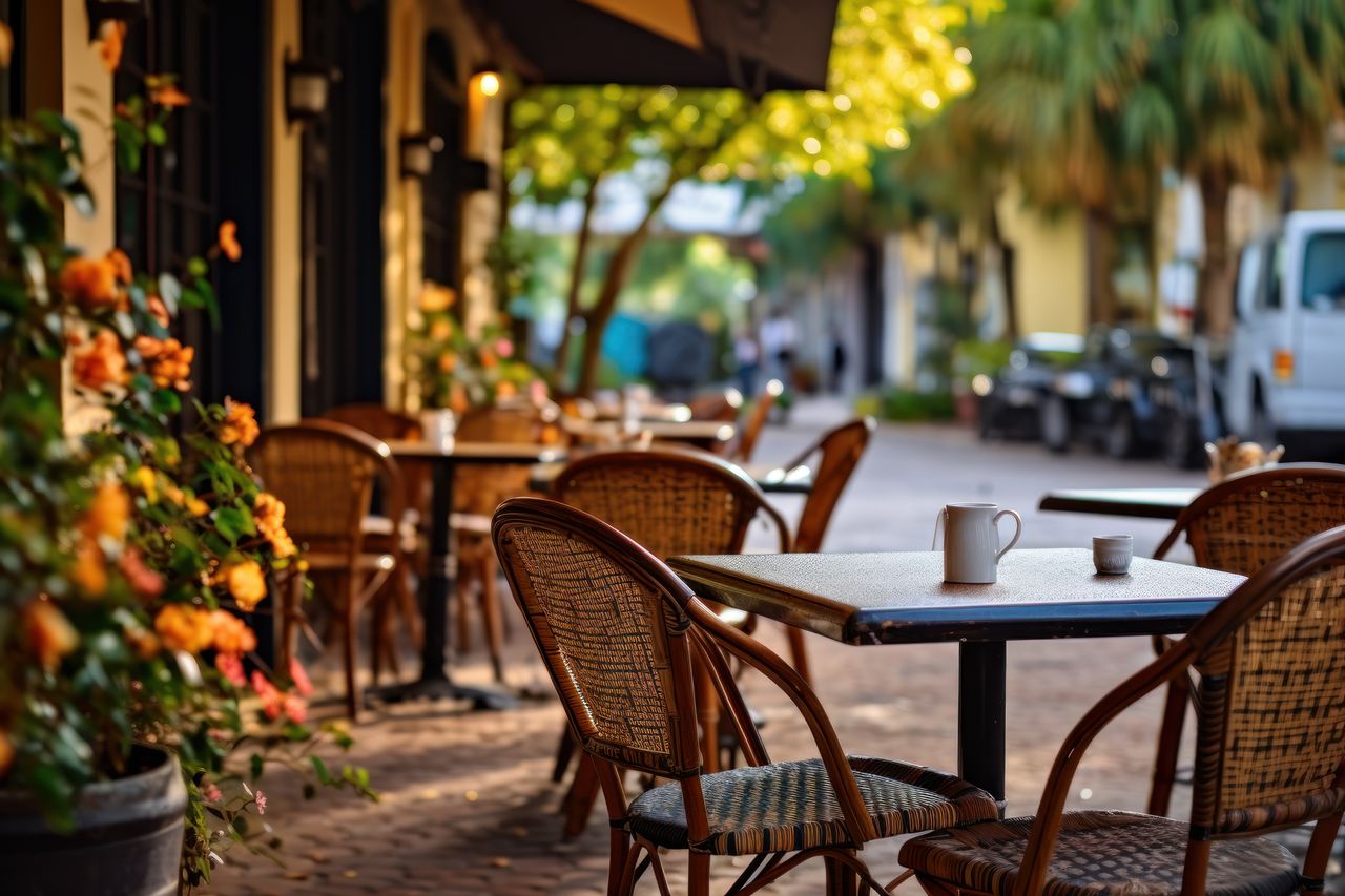 Café and restaurant owners in downtown Paris are complaining about the lack of tourists in their establishments.