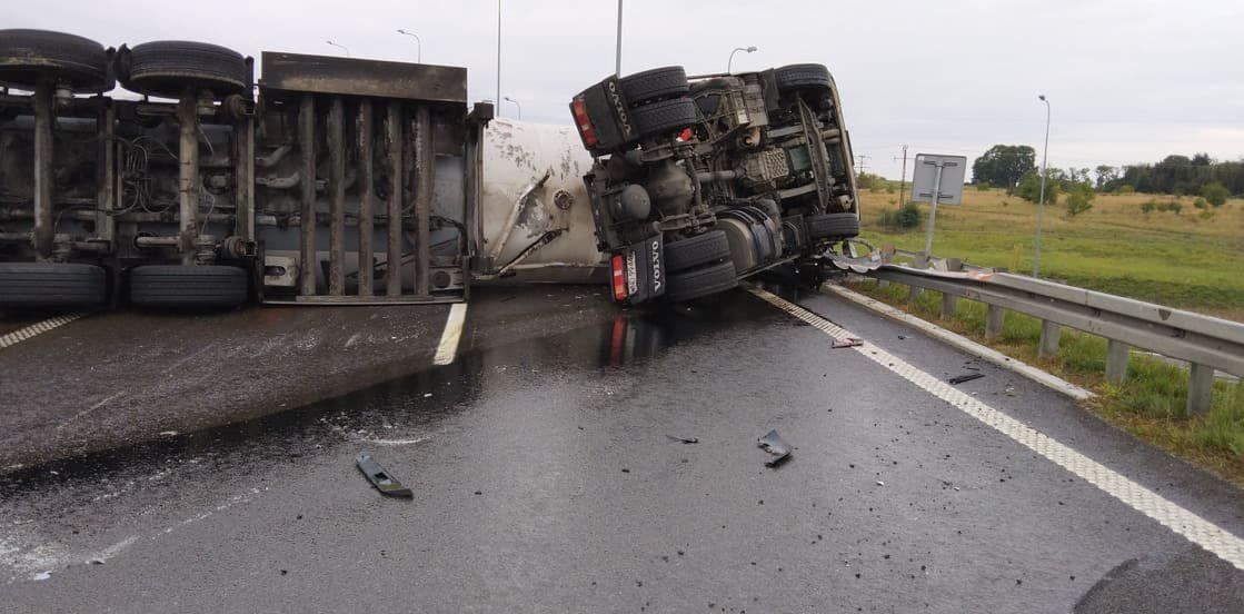 Wypadek na S3. Cysterna zablokowała drogę