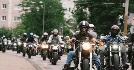 Niemcy protestują przeciwko ograniczeniom prędkości dla motocyklistów