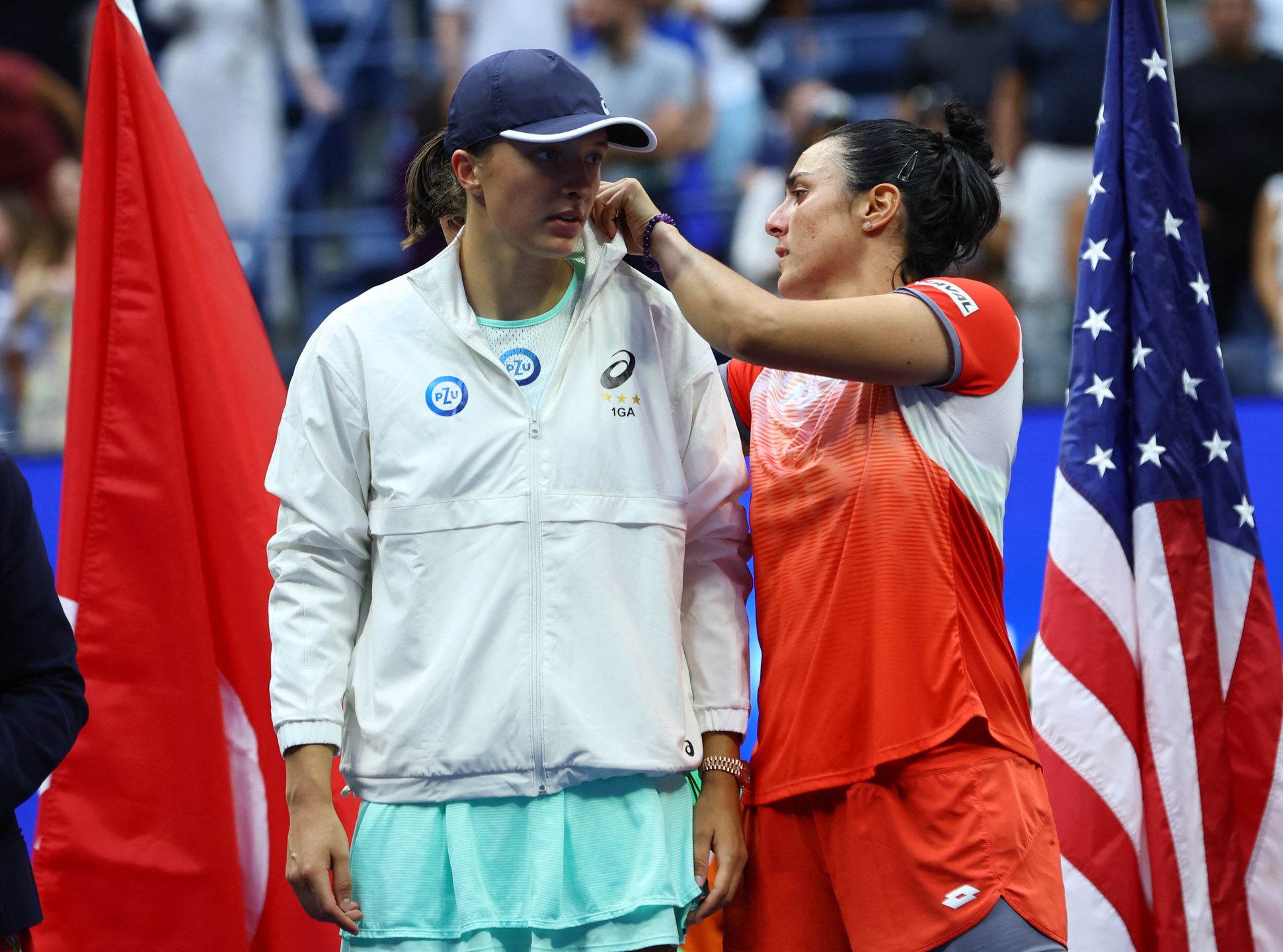 Ons Jabeur poprawia kołnierzyk Idze Świątek po finale US Open 