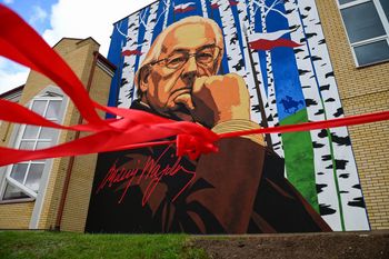 Andrzej Wajda wrócił do Suwałk. Teraz patrzy na miasto z muru