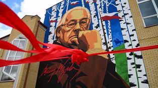Andrzej Wajda wrócił do Suwałk. Teraz patrzy na miasto z muru