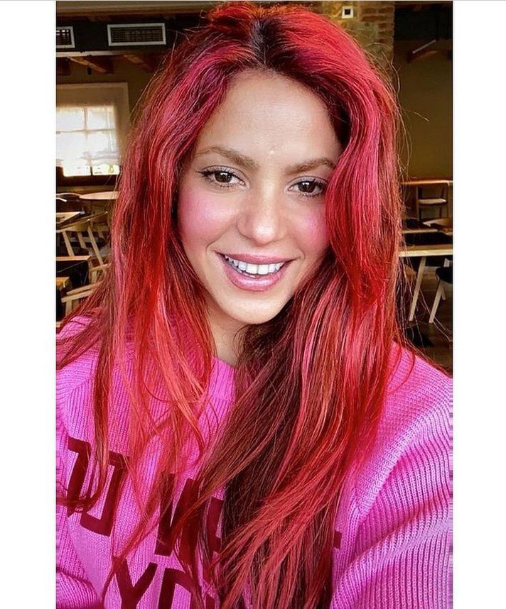 Shakira w czerwonych włosach