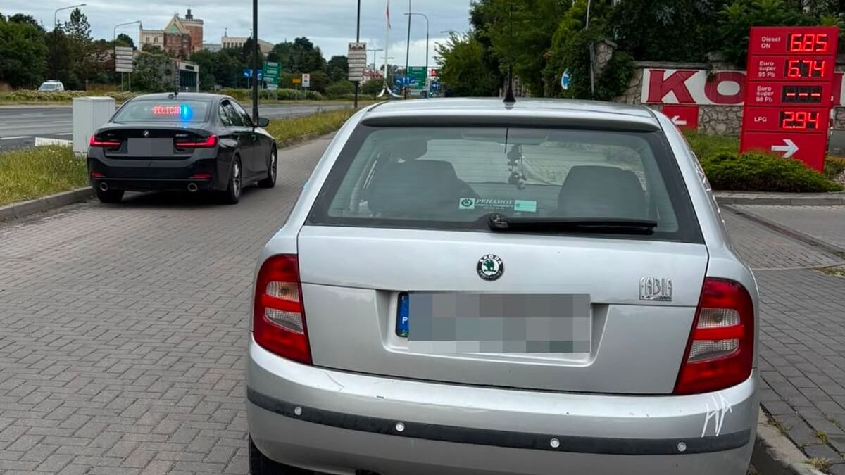 Policjanci z nieoznakowanego BMW zatrzymali pijanego kierowce skody