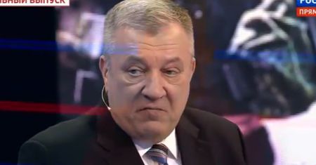 Tak wygląda propaganda. "Ekspert" ledwo się trzyma na nogach i grozi światu
