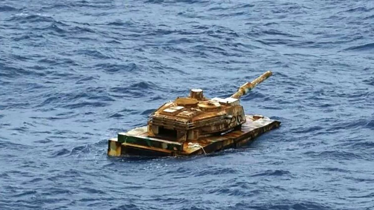 Na morzu w Indonezji natknięto się na unoszący się czołg