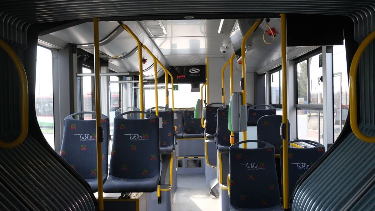 Wnętrze autobusu przegubowego