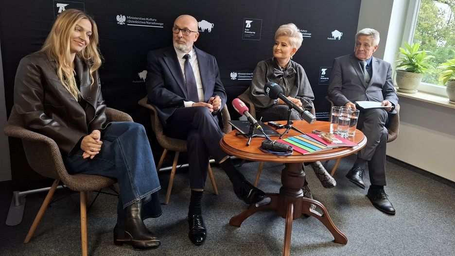 &#34;Teatr - Lubię to!&#34; to szósta odsłona bezpłatnych warsztatów dla nauczycieli, pedagogów, wychowawców i animatorów kultury. We wtorek (30.09), podczas konferencji prasowej p.o. dyrektora Teatru Dramatycznego im. A. Węgierki w Białymstoku Ireneusz Gliniecki, zastępca dyrektora Marek Tyszkiewicz, podlaska kurator oświaty Agnieszka Krokos-Janczyło oraz aktorka teatru Paula Gogol zdradzili szczegóły tegorocznej edycji projektu.