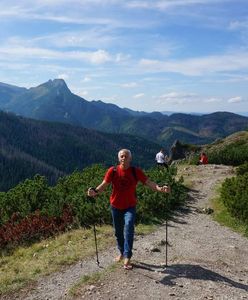 Krzysztof Bubel idzie boso przez Tatry. Niektórzy się dziwią, inni podziwiają