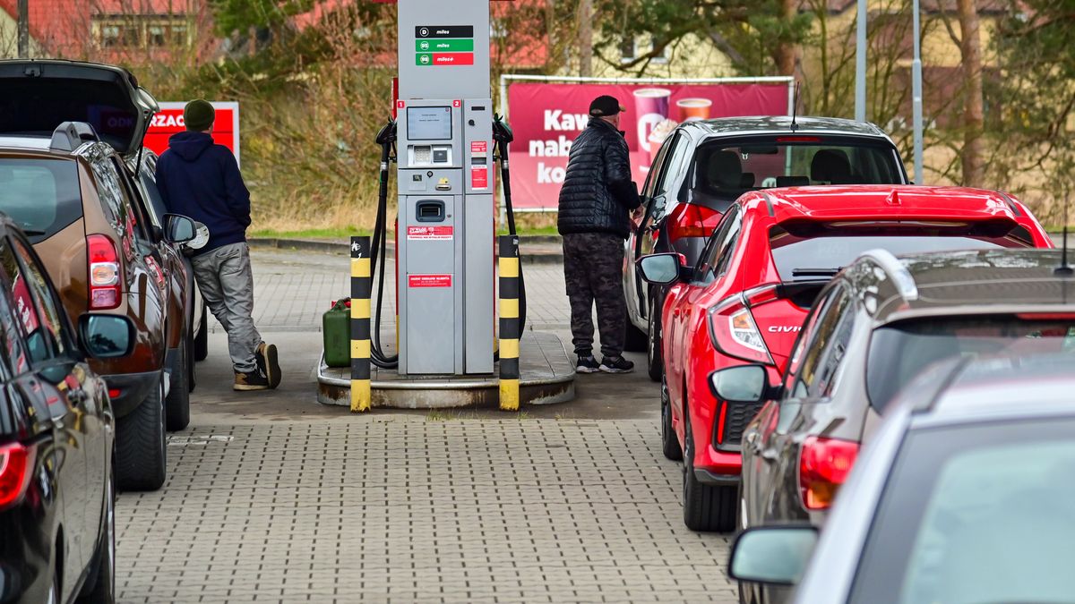 Lubieszyn, 31.03.2026. Kolejka niemieckich kierowców na jednej z przygranicznych stacji benzynowych, 31 bm. w Lubieszynie. 31 bm. wszedł w życie rządowy pakiet "Ceny Paliwa Niżej". Benzyna 95 ma kosztować nie więcej niż 6,16 zł za litr, benzyna 98 - 6,76 zł, a olej napędowy - 7,60 zł. (sko) PAP/Marcin Bielecki
