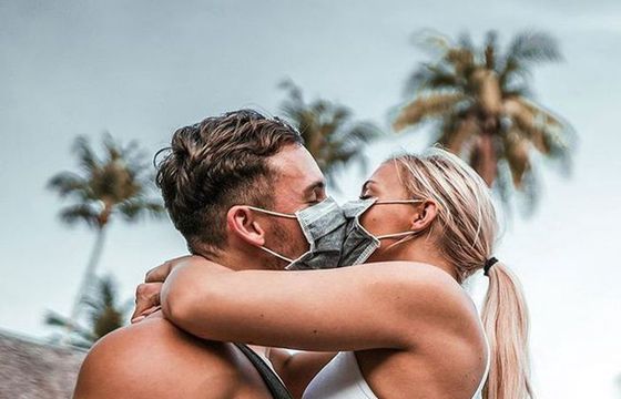 Znani instagramerzy promują się hashtagiem #koronawirus