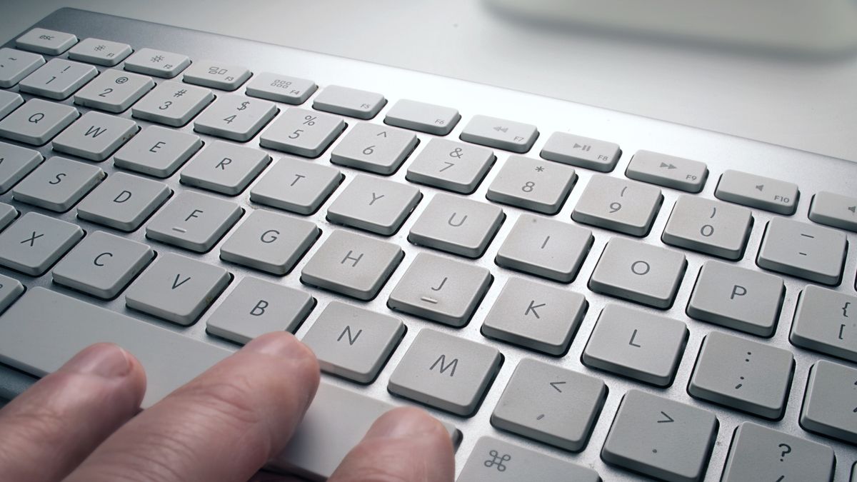 Dlaczego klawisze F i J różnią się od pozostałych? 